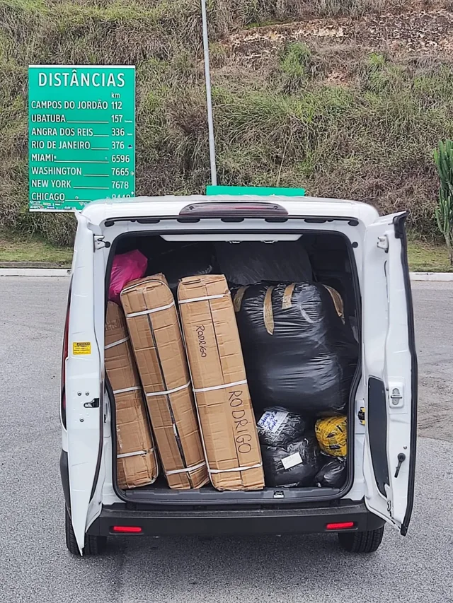 Portas abertas de veículo de carga com pacotes de compras